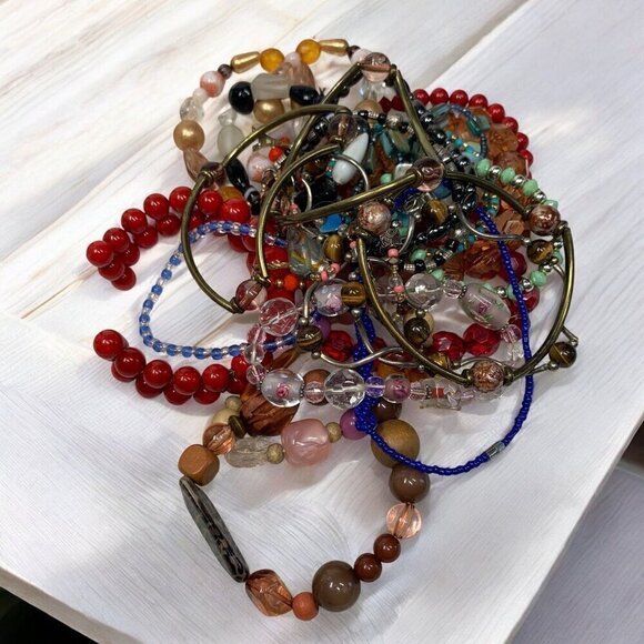 Jewelry Lot of 24 Beaded Bracelets & Bangles Rainbow Colors gold Silver One Size - Picture 7 of 7